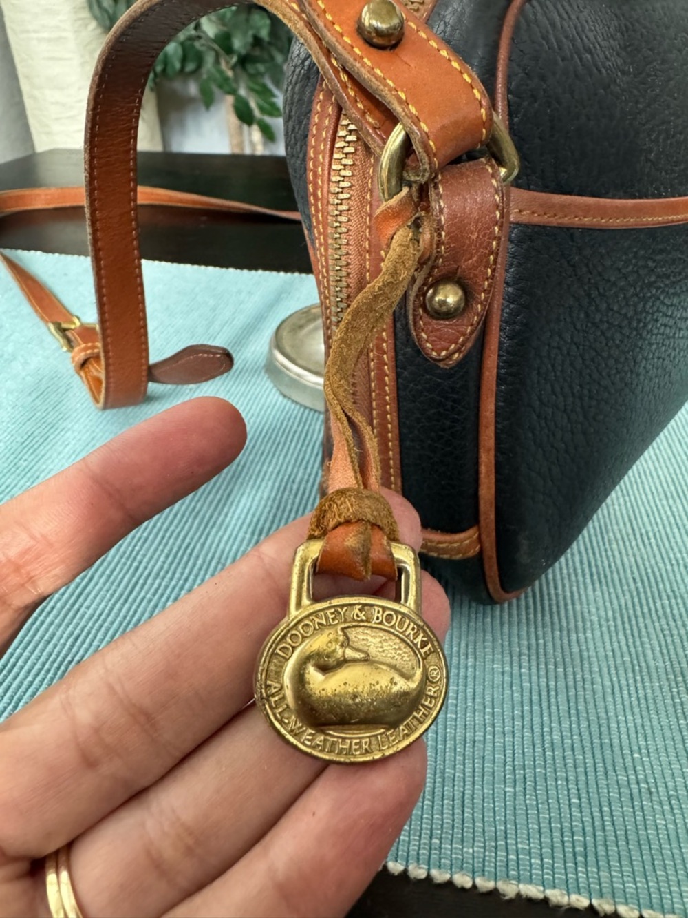 Vintage Dooney & Bourke Black Pebbled Leather Crossbody Bag - Picture 3 of 12